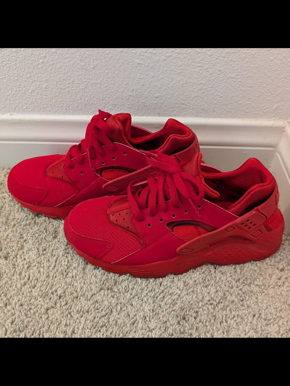 Nike Air Huarache Run Sneakers Triple Red Gym Red. Women's 7 or Youth 5.5